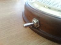 Kajtlampe Messing Mit Basis aus Teakholz und geriffelter Linse. A 145mm