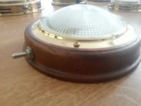 Kajtlampe Messing Mit Basis aus Teakholz und geriffelter Linse. A 145mm