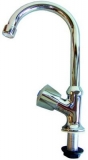 Verchromter Wasserhahn mit schwenkbarem Auslauf